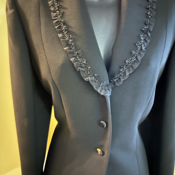 Black suit by Tahari size 8 - Picture 2 of 7